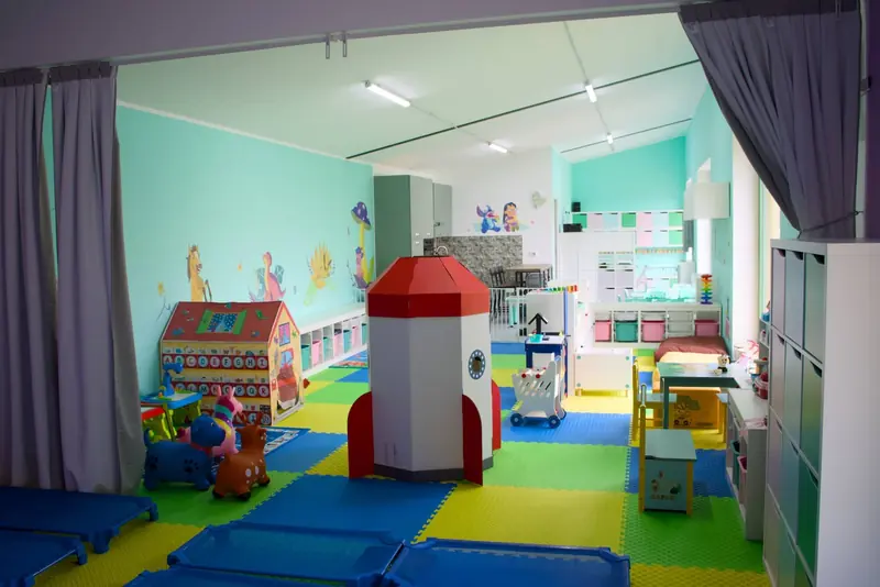 Sala gioco della sede di Bra con angoli morbidi e libri