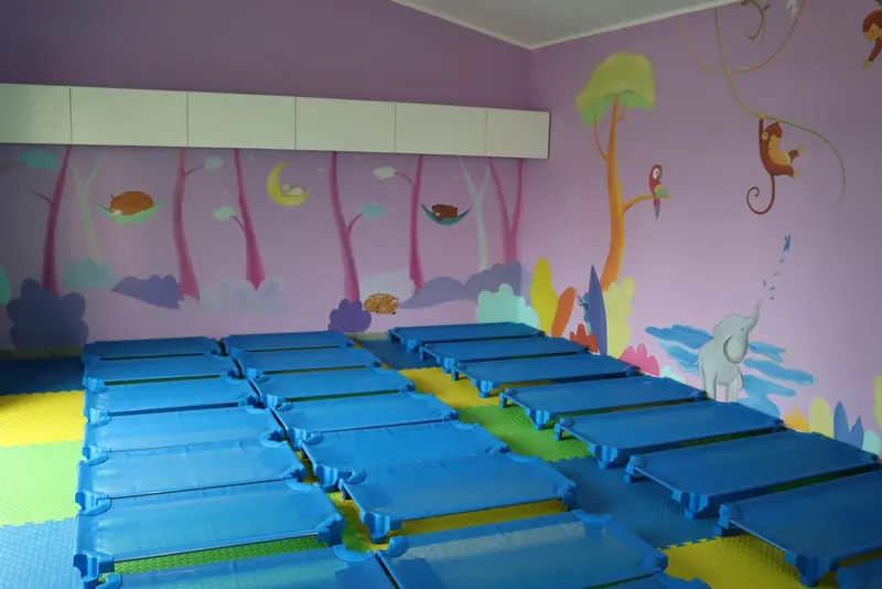 La sala nanna della sede di Bra con lettini e luci soffuse