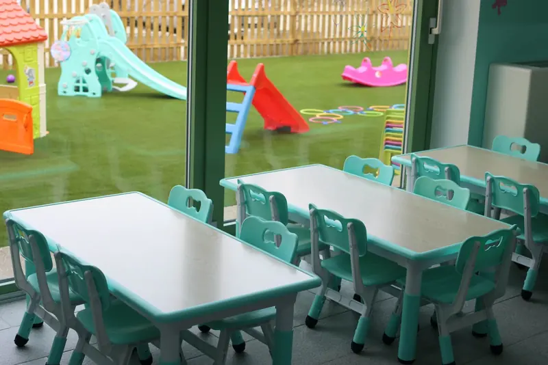 Tavolini e seggioloni a misura di bambino nella sede di Bra