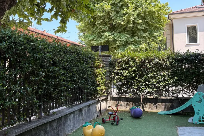 Il giardino della sede di Cherasco con tricicli e scivolo