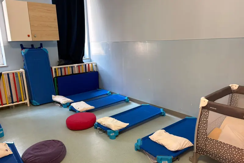 Lettini azzurri della sala nanna nella sede di Cherasco